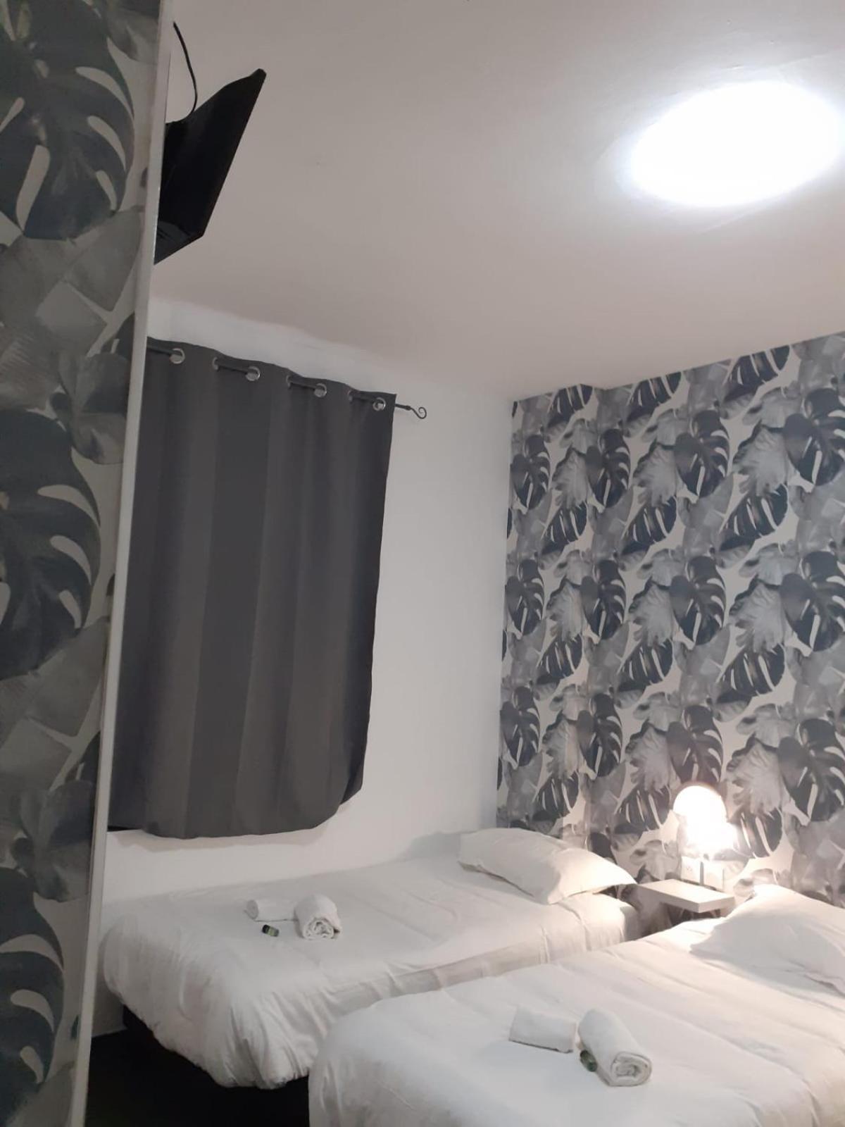Hotel Le Celtic Montlucon Bagian luar foto